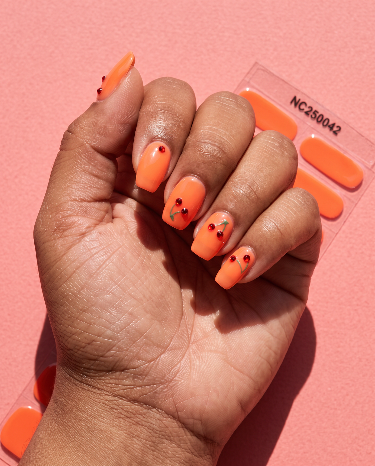 Mood set — FIRE BABY | Manucure bandes de gel UV orange & nail art cerise strass