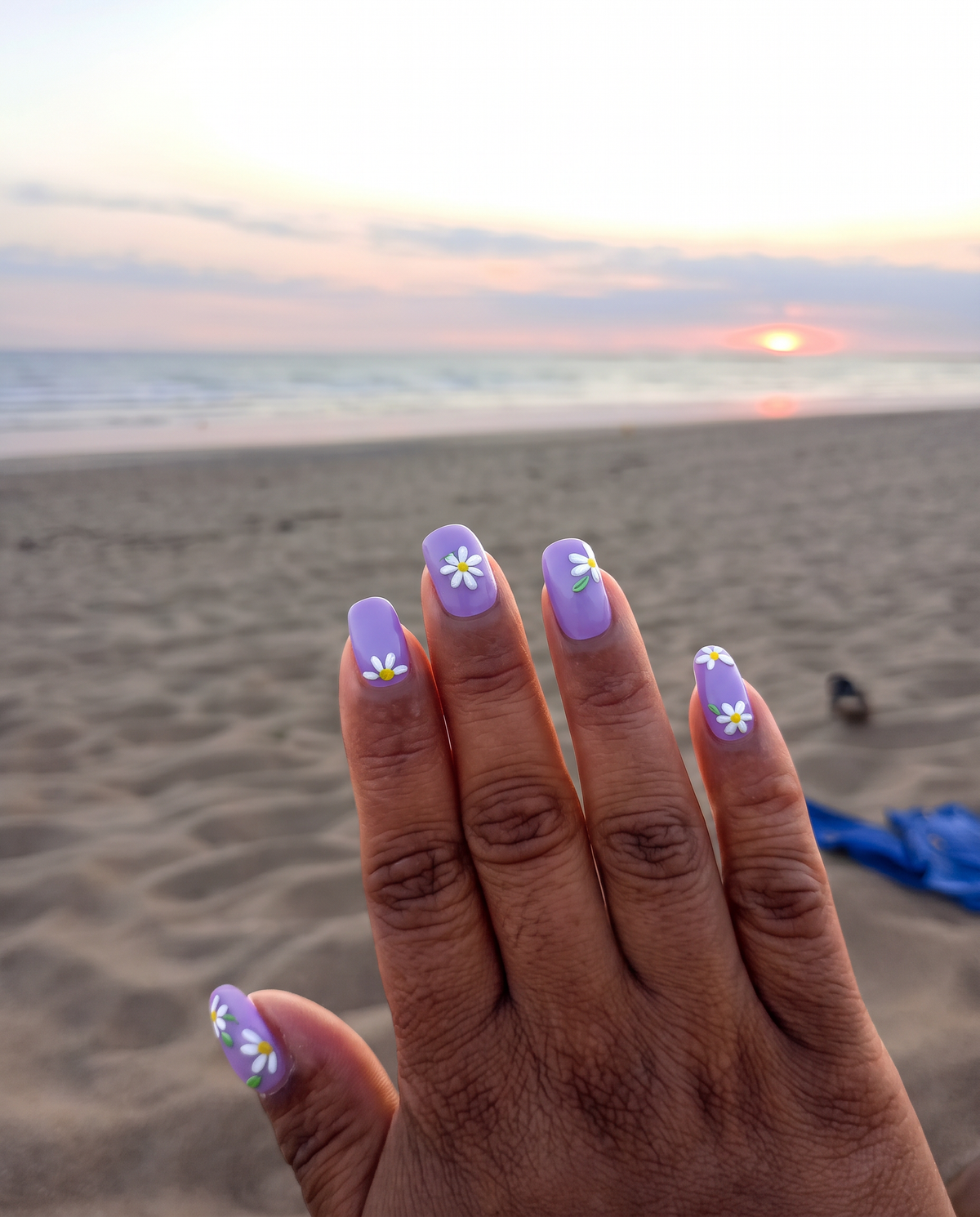 Mood set - SOFT NOT SORRY | Manucure bandes gel UV lilas & nail art marguerite